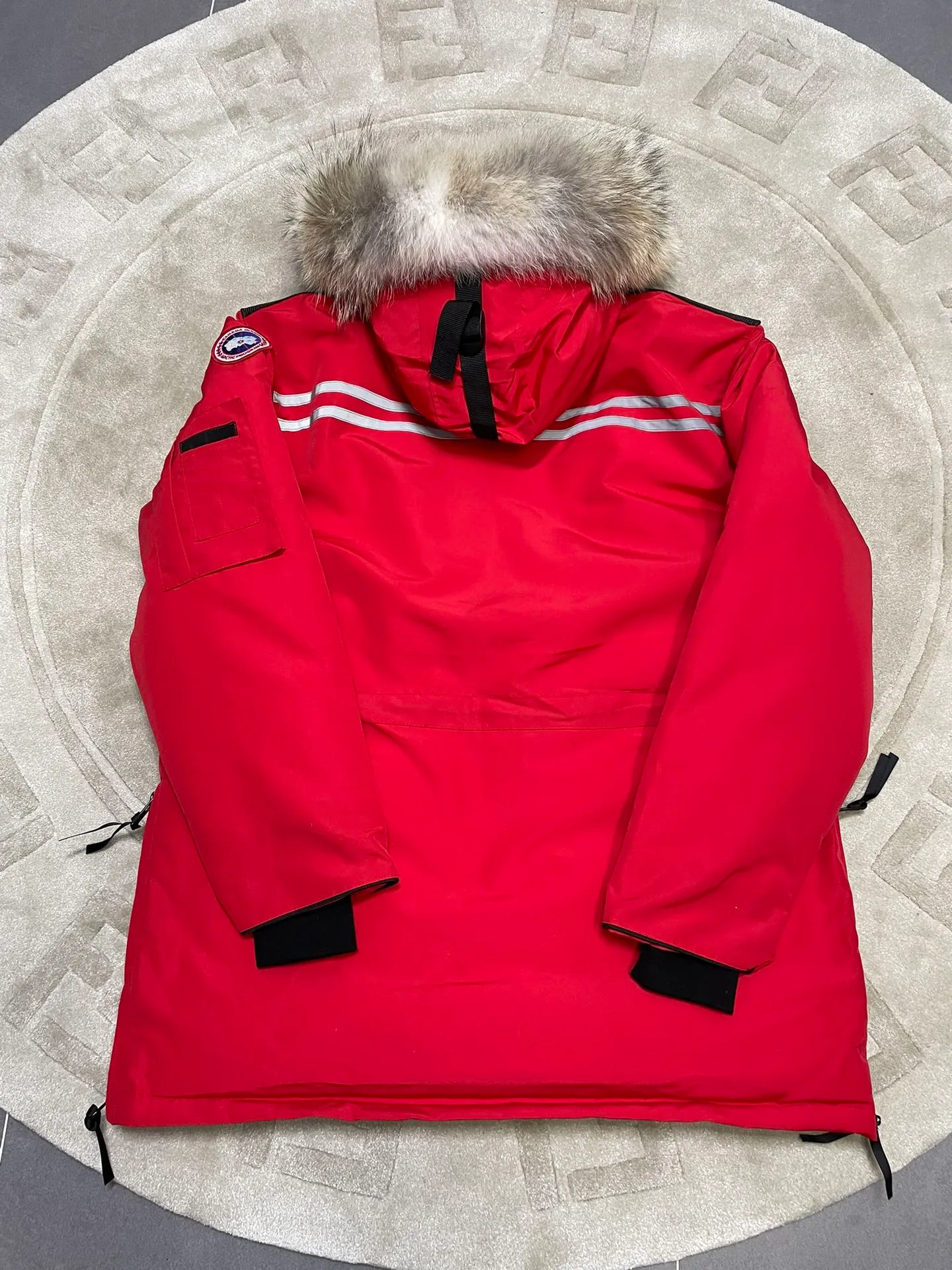 P1060 CANADA GOOES 🇨🇦ⒿⓅⓈ manufactures 10 models of snow curse men and women couples. Factory direct supply: supplying global purchasing agents, micro-business, entities, Tmall, high-end stalls and studio cooperation, free shipping! There are 10 types of Canada Goose Snow Mantra parkas for men and women, the Rolls-Royce of down jackets. ➖ Industry-leading anti-counterfeiting chip sensing. ➖ Imported Behringer embroidery machines and customized embroidery labels, the highest level and industry leading. ➖ Imported Korean 21-count polyester-cotton blended original fabric, TC85 waterproof coated fabric, water-repellent, windproof and wear-resistant. ➖ The new national standard 90 white duck down has an average down filling of 300 grams. The amount of down filling is industry-leading. ➖ 100% nylon lining with double double-layer sealing design to prevent velvet running, and seamless thread design on the cuffs! ➖ Yoshida YKK provides original factory-customized electroplated sliders. YKK two-way lockable zippers are tight and smooth and do not peel off paint. ➖ 3M composite Velcro is durable and the accessories and hardware are all custom-made. Note: Our copywriting is only simple and clear. Instead of bragging about the copywriting, it is better to compare and understand with samples. Only for the purest goose, the most dedicated, the most professional, the highest quality, the highest cost performance! SIZE:XS-XXL [with size chart]